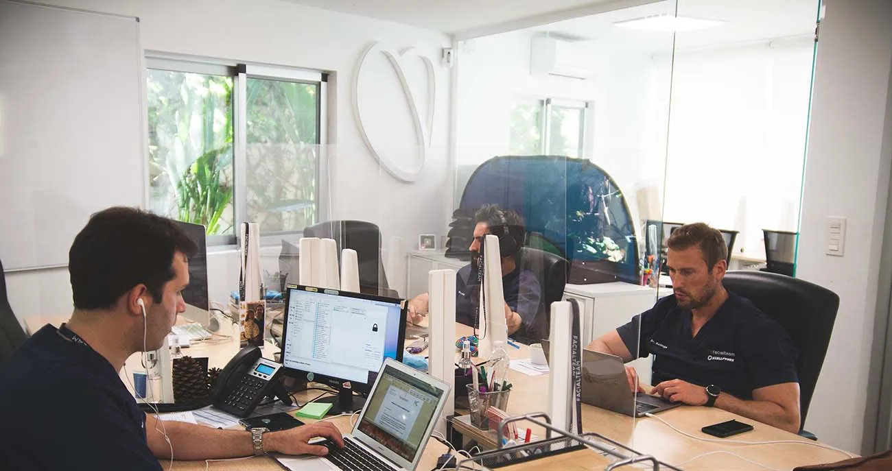 Cirujanos de feminización facial de Facialteam durante las consultas en línea con pacientes de ffs